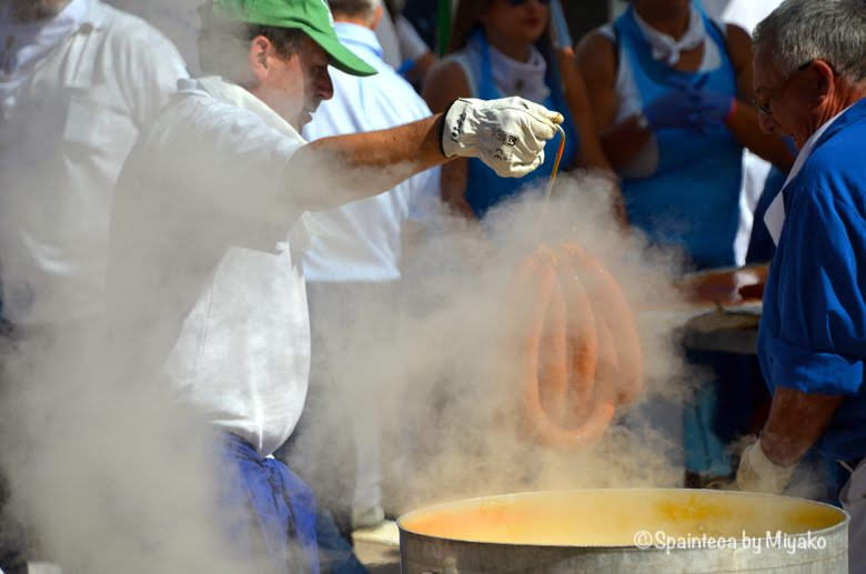 Festival del Chorizo Baños de Río Tobía 大鍋でゆでたてのチョリソを運ぶ男性
