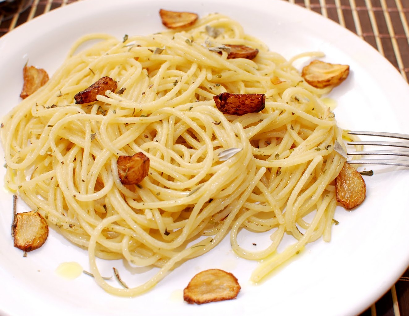 Cantinho Vegetariano Espaguete ao Alho e Óleo (vegana) Cantinho Vegetariano Espaguete ao Alho e Óleo (vegana)