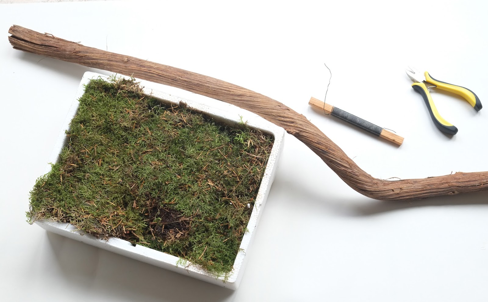 Knip met de kniptang het ijzer tot de gewenste maat van het mos. Knip met de kniptang het ijzer tot de gewenste maat van het mos.