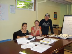 Sarah con sus estudiantes Elda y Jorge