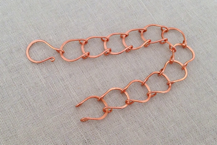Lucky Horseshoe link Chain from free tutorial at Lisa Yang's Jewelry Blog
