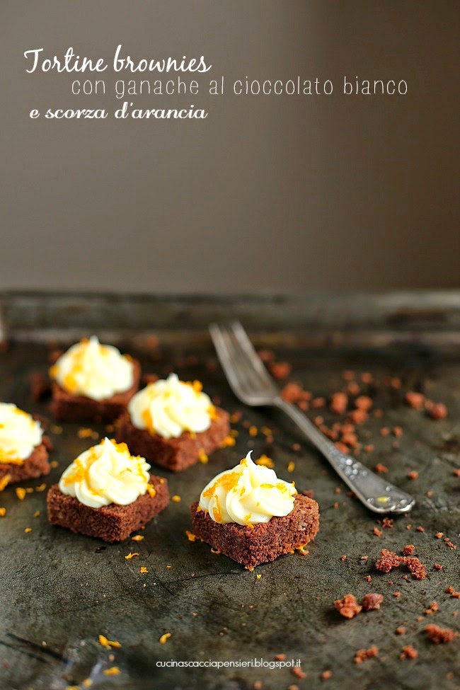 tortine di brownies con ganache al cioccolato bianco e scorza d'arancia