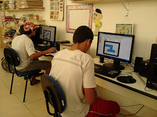 Edinho e Filipe trabalhando multiplicação no computador