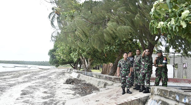 Tinjau Lokasi Penerjunan di Pulau Selaru