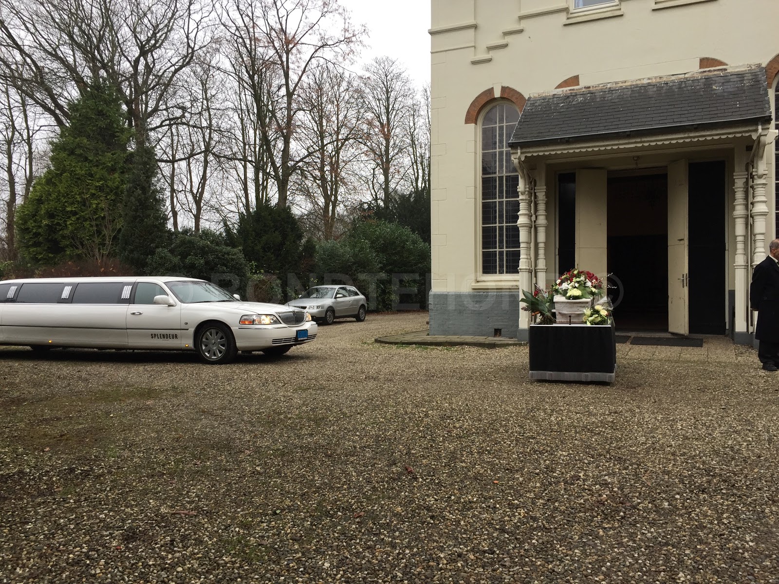 Bondtehond bij het liquidatieproces Misdaadjournalist Martin Kok naast Cor van Hout begraven op