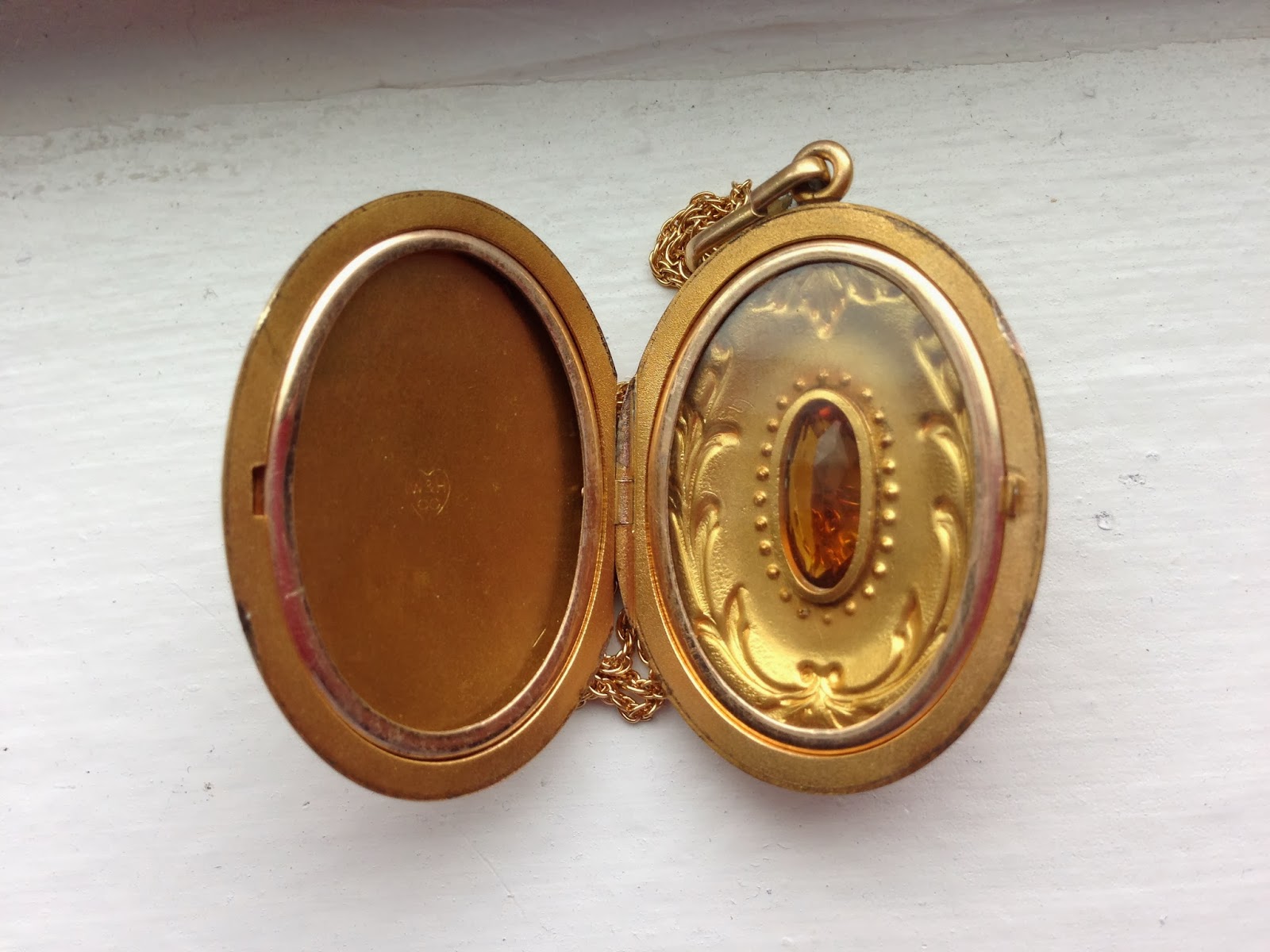 MemoryStation Large Antique Edwardian Gold Filled Oval Locket with