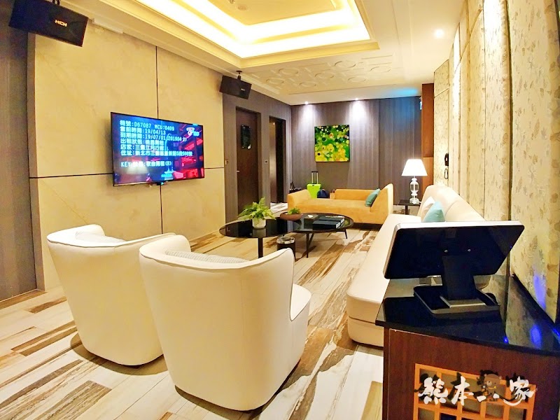 三重江月行館|挑高房型與媲美好樂迪KTV視聽室獨立空間|大窗綠化環境好舒適