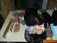 Armas, munição, drogas e dinheiro
