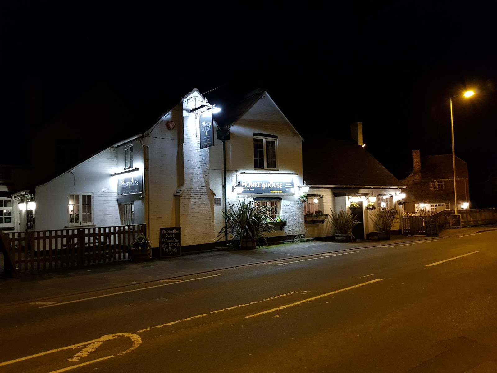 gastrohub THE MONKEY HOUSE 167 Southampton Rd, Lymington