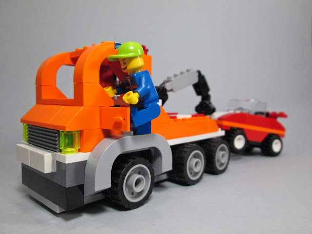 Situação criada com elementos de um set LEGO, representado o reboque e reparação de um carro.