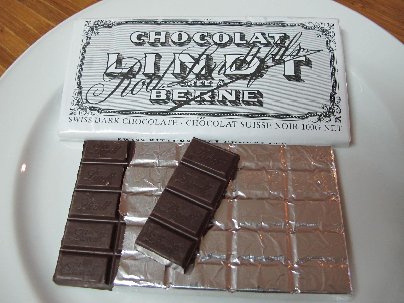 Лучший темный шоколад. Шоколад Swiss Dark. Шоколад Линдт. Премиум шоколад Швейцария. Шоколад Nestle Swiss Dark Chocolate 300 гр.