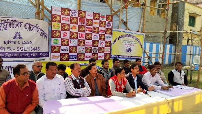 বহুজাতিক শপিং মলগুলি প্রতিদিন সাধারণ মানুষকে ঠকাচ্ছে , অভিযোগ পরিবেশকদের