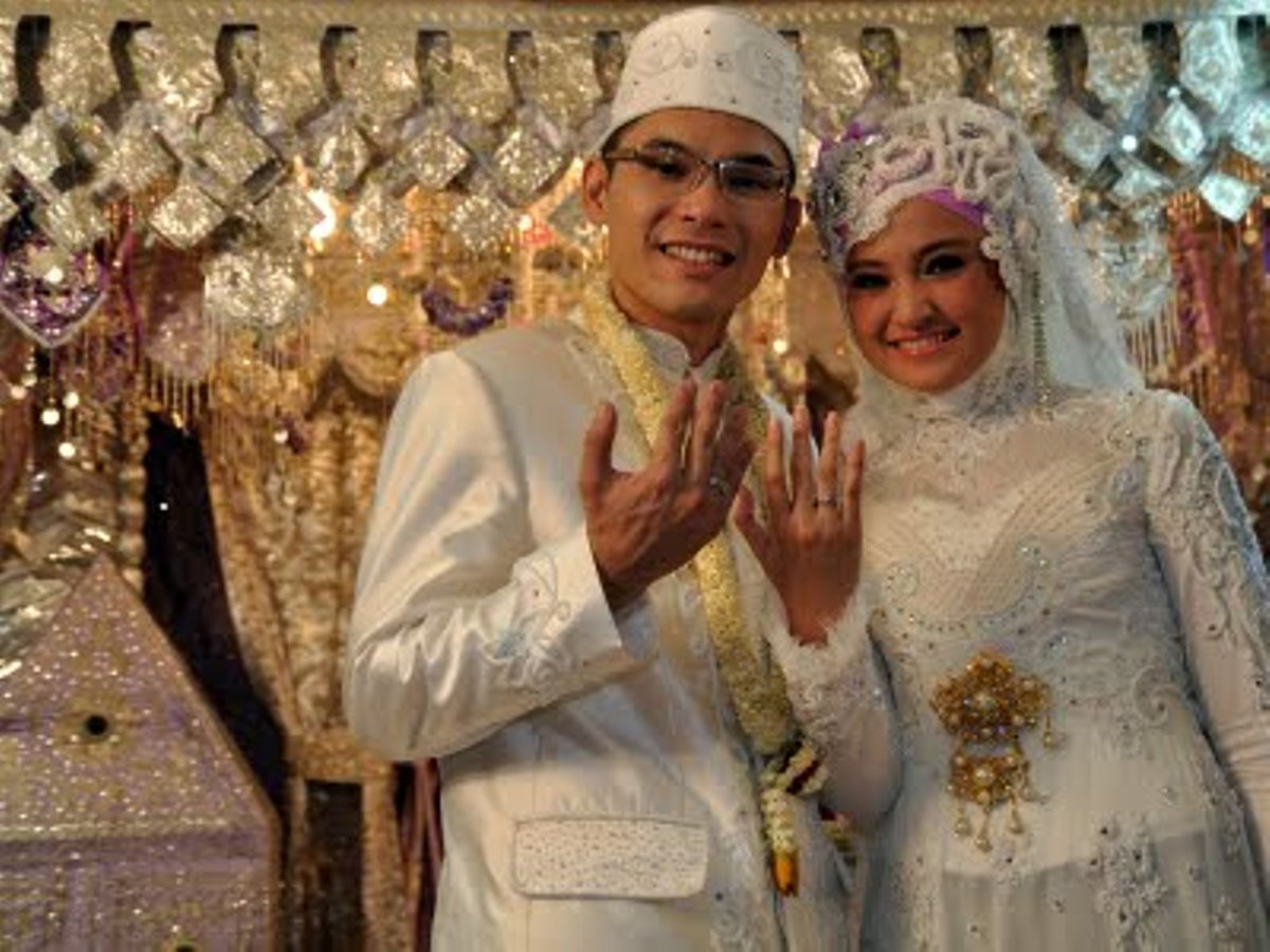 baju pasangan pengantin indonesia