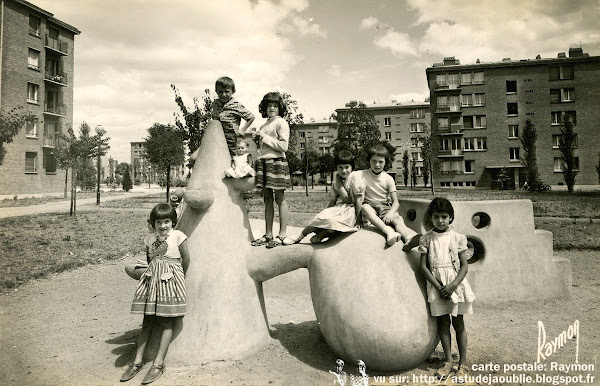 Petit Clamart - Sculptures Jeux d'enfants - Cité de la Plaine  Sculpteur: Pierre Székely  Création:  1957