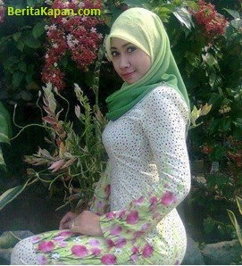 Gadis Cantik Menggunakan Hijab Warna Hijau Muda