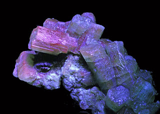 esmeralda sob luz UV- luz ultra violeta
