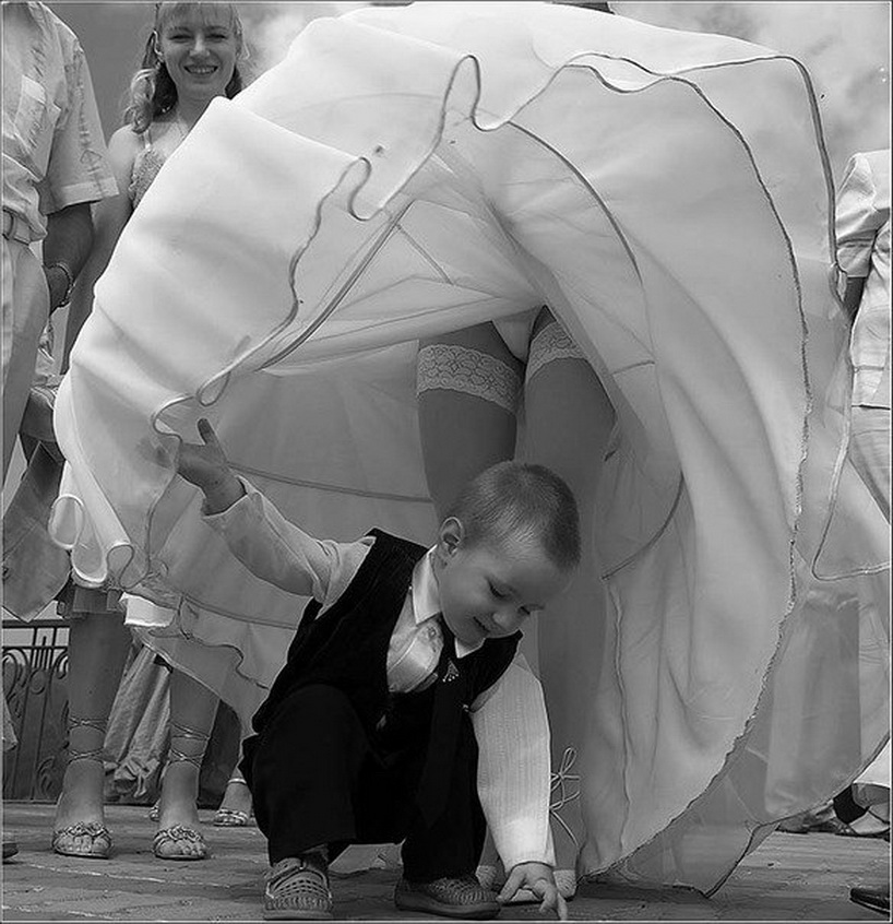 Маленькие девочки и взрослые мужчины. Малыш заглядывает под юбку. Малыш заглядывает под юбку. Мужчина заглядывает под юбку. Заглянул под платье.