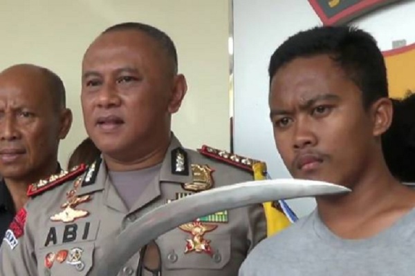 Kombes Abiyoso Senoaji dan tersangka geng motor (youtube). Kombes Abiyoso Senoaji dan tersangka geng motor (youtube).