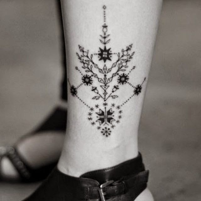 Foto de una chica con tatuajes femeninos