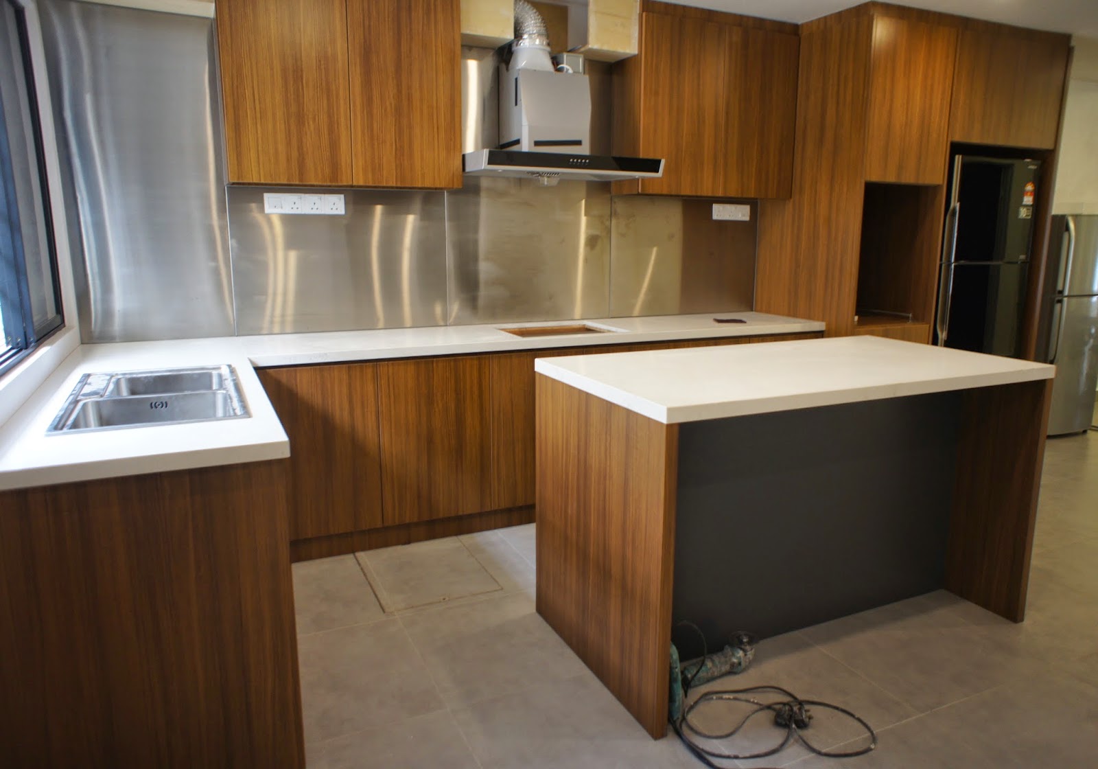 fukusu Kitchen in awesome Formica Teak Allover and Pure White