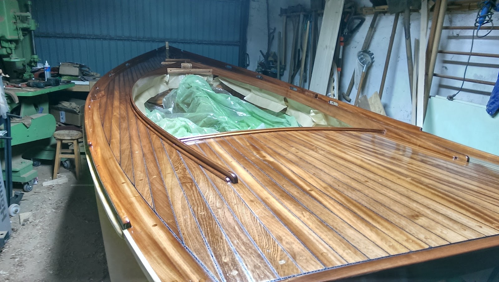 Building a 16' East Coast Melonseed Skiff Varnish!!!