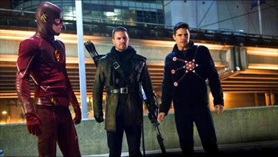 Flash (Grant Gustin), Arrow (Stephen Amell) y Firestorm (Robbie Amell) en The Flash (2014) Flash, Arrow y FIrestorm interpretados por Grant Gustin, Stephen Amell y Robbie Amell respectivamente en The Flash (2014)