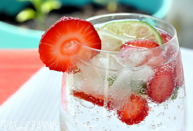 Skinny Strawberry Lime Spritzer #summer #drinks