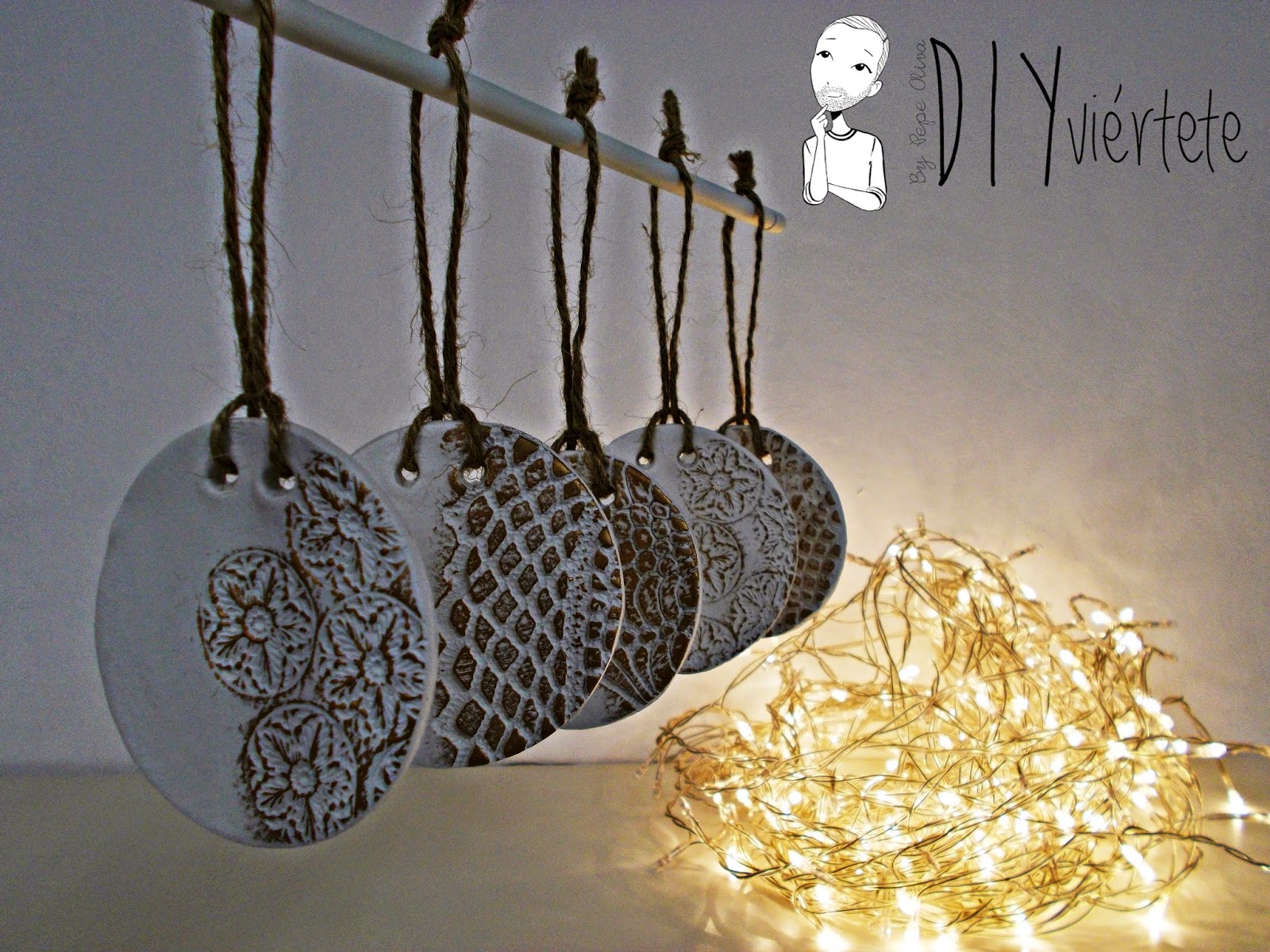 DIY-adorno navideño-ideas decoración-pasta de modelar-porcelana fria-fimo-arcilla polimérica-encaje-dorado-Navidad 3