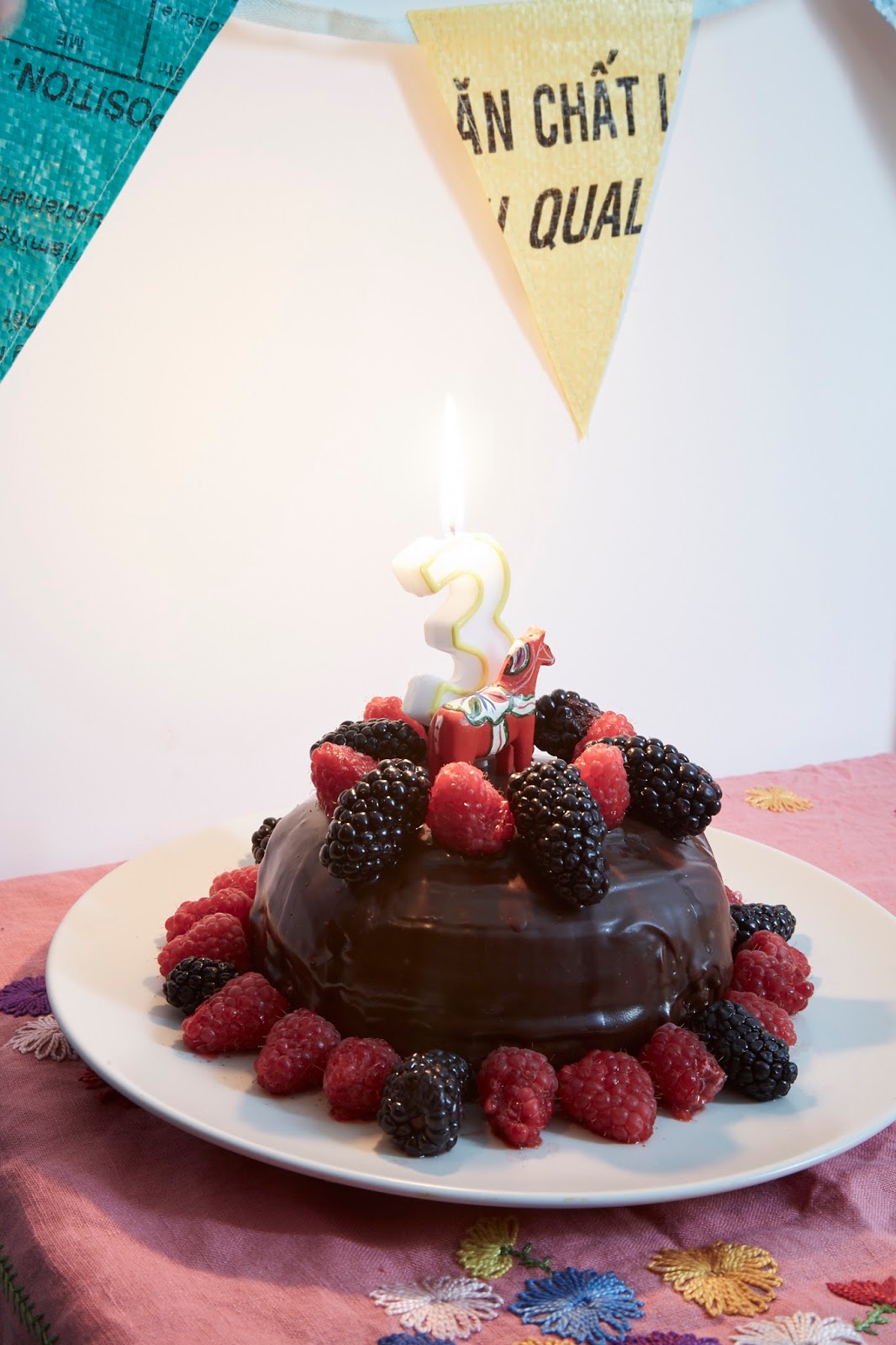 How To Throw A Children's Zero Waste Birthday Party zero waste, party, bunting, dinnerware, kids, babies, birthday, reusable, cake, diy, napkin, tablecloth, candle, balloons, biodegradable balloons, lost in samsara, pinterest, smallable, amazon, light my fire, biobu, love mae, shop terrain, falcon enamelware, reusable straw, reusable napkin, reusable tablecloth, beeswax birthday candles