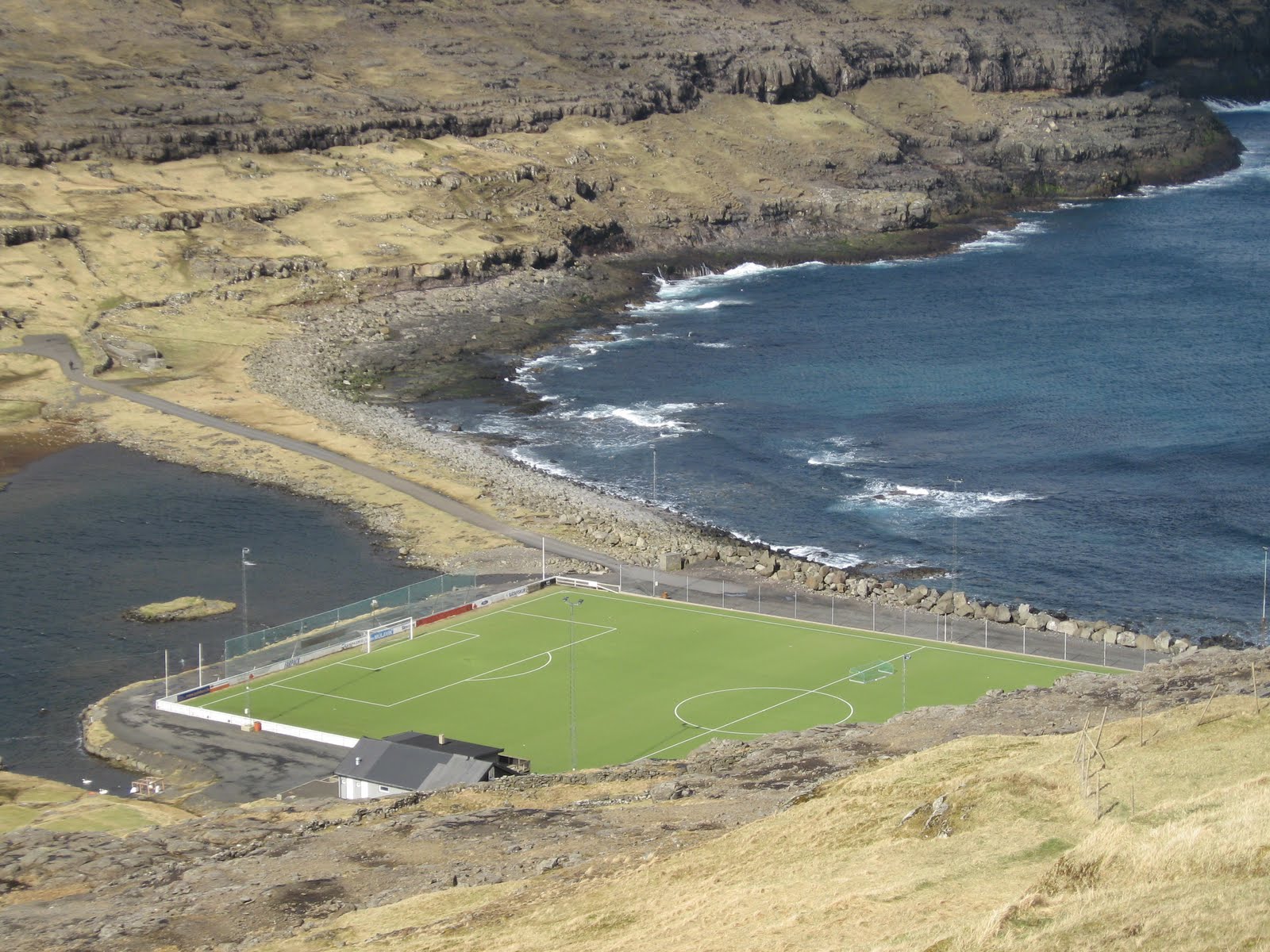 Стадион на острове. Стадион на Фарерских островах. Фарерские острова футбольный стадион. Eidi Stadium, Фарерские острова.. Стадион в Исландии.