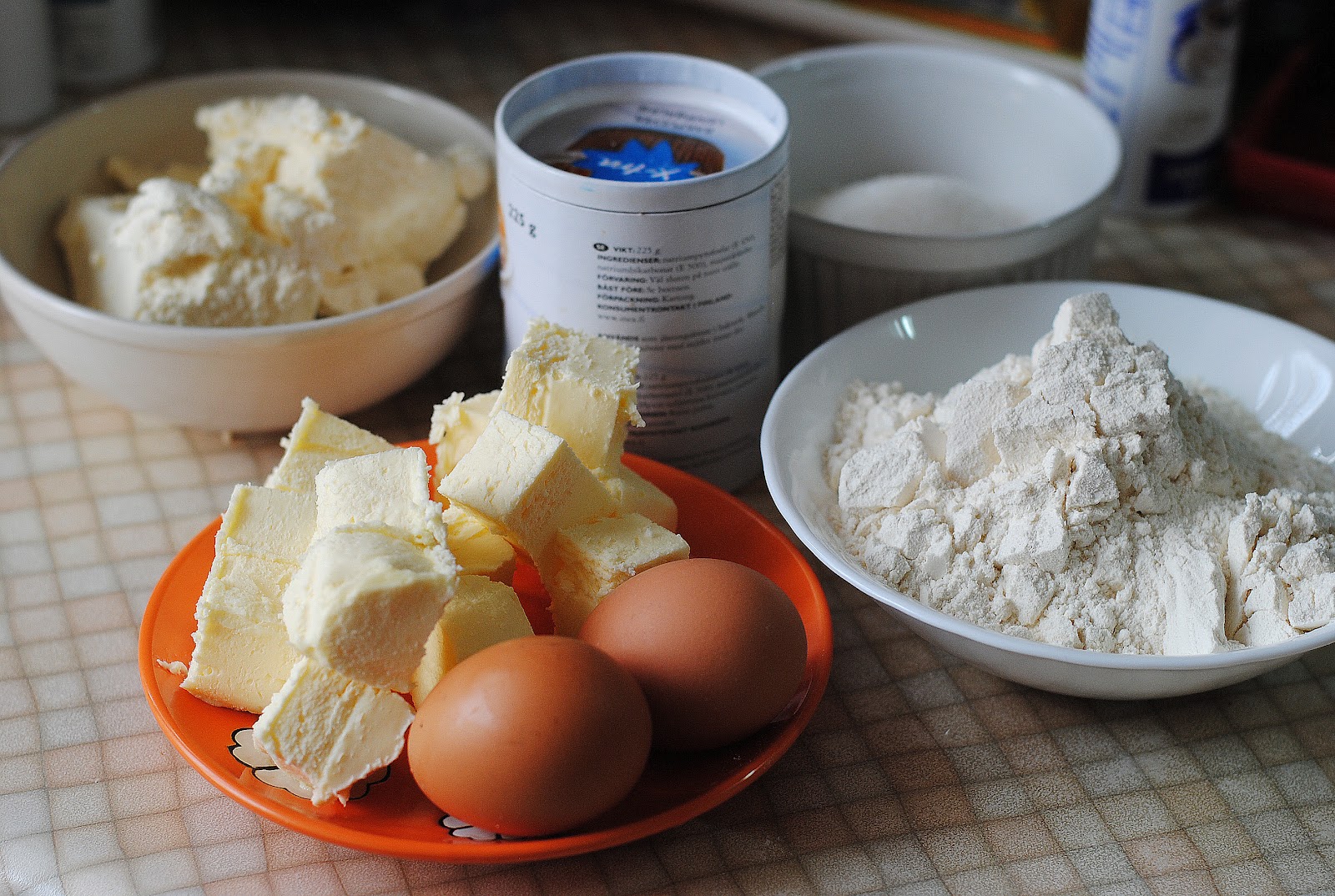 Творог масло сливочное яйца сахар сливочное. Творог яйцо мука. Ингредиенты для творожной пирог. Ингредиенты для пирожок с яблоками. 150 Г творога.