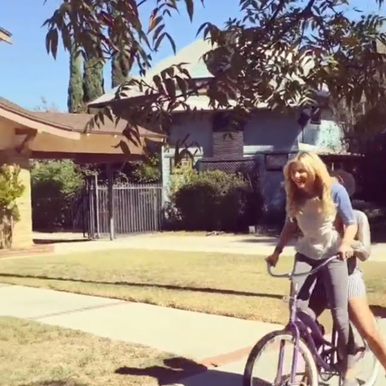 Photo : クロエ・モレッツちゃんとキーアージー・クレモンズの自転車二人乗り ! !