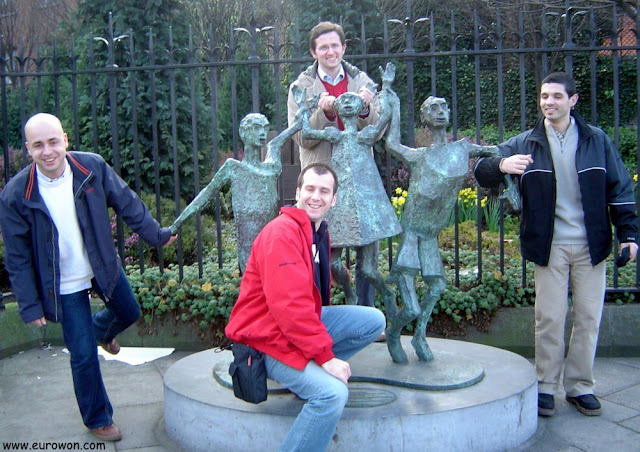 foto de grupo con la estatua Millenium Child