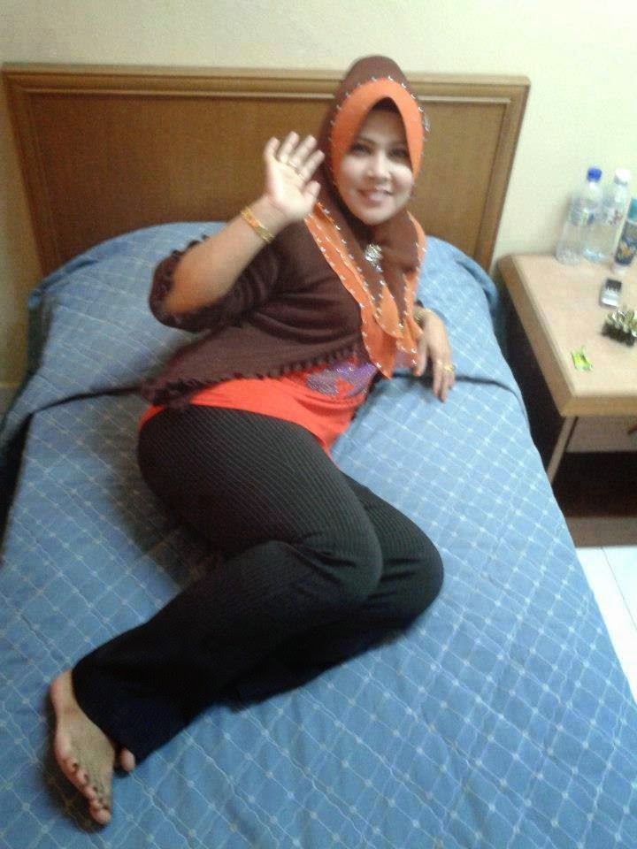 Foto Tante Janda Jilbab Hot Insyaf 