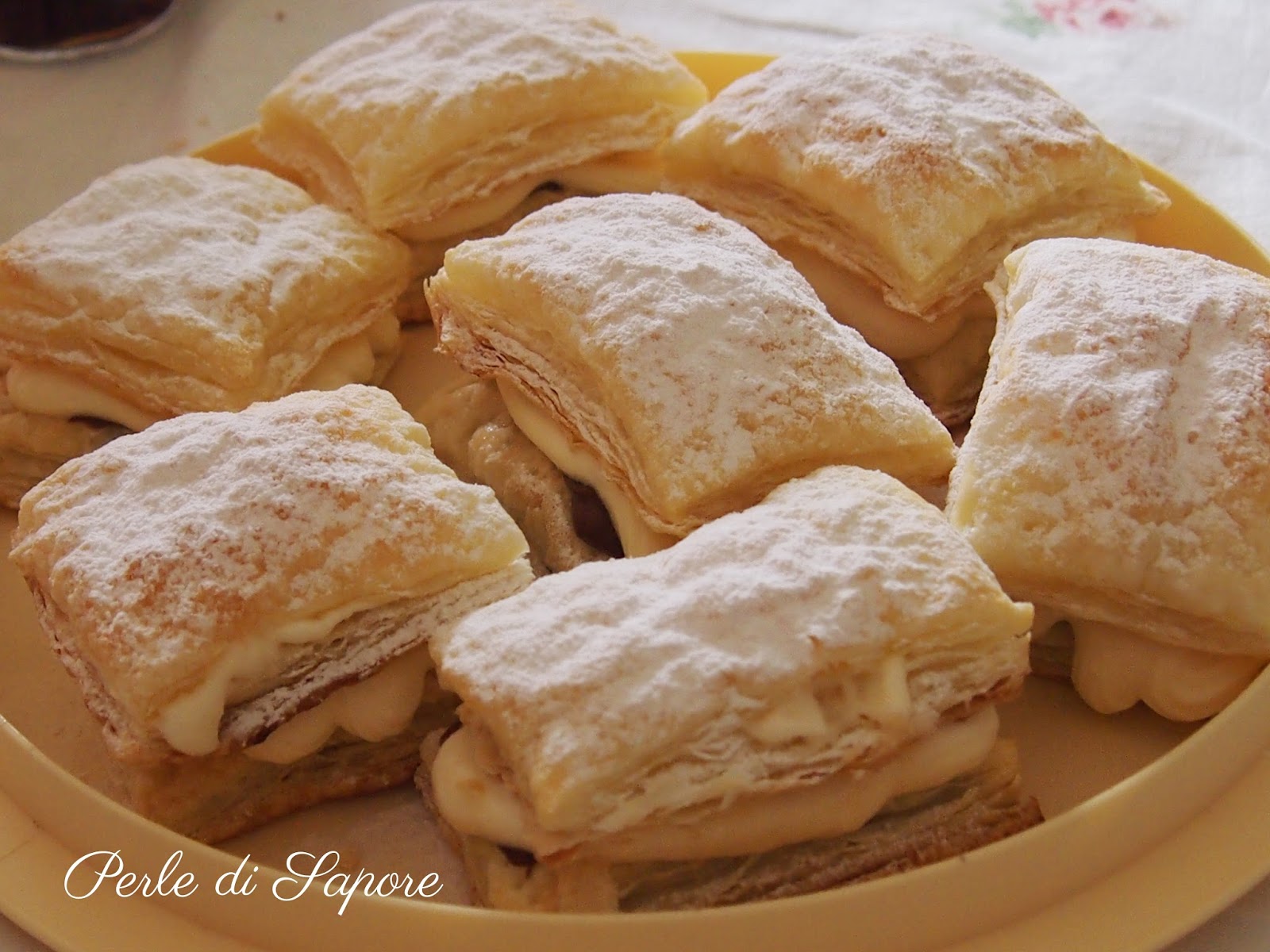 dolce con sfogliatine e crema chantilly