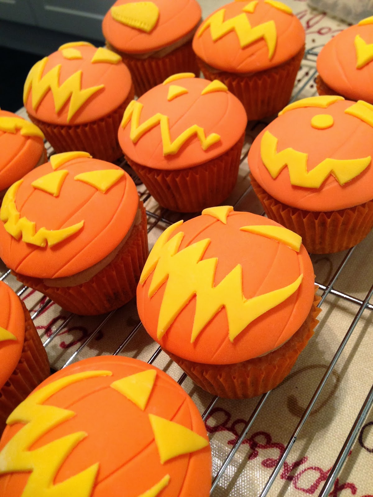 What an awesome cake!: Halloween Cupcakes; Zombie Cupcakes and Pumpkin ...