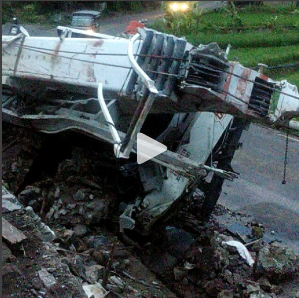 Rem Blong, Sopir Truk Crane Tabrak Tiang Listik dan Tewas Seketika Rem Blong, Sopir Truk Crane Tabrak Tiang Listik dan Tewas Seketika