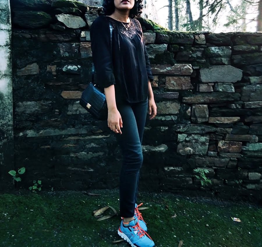 BLACK // THE HILLS | STYLE PANORAMA BY DHEERA JOSHI Vero Moda black top, Levi's black Jeans,Shoes Reebok Hexaffect, Zara black mini bag