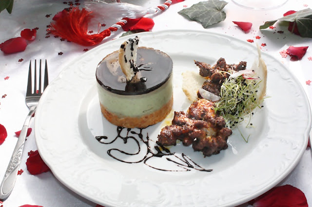 Fructe de mare prajite in stil Cajun in compania unei bavareze de avocado cu oglinda balsamica,pe blat de biscuiti crocanti