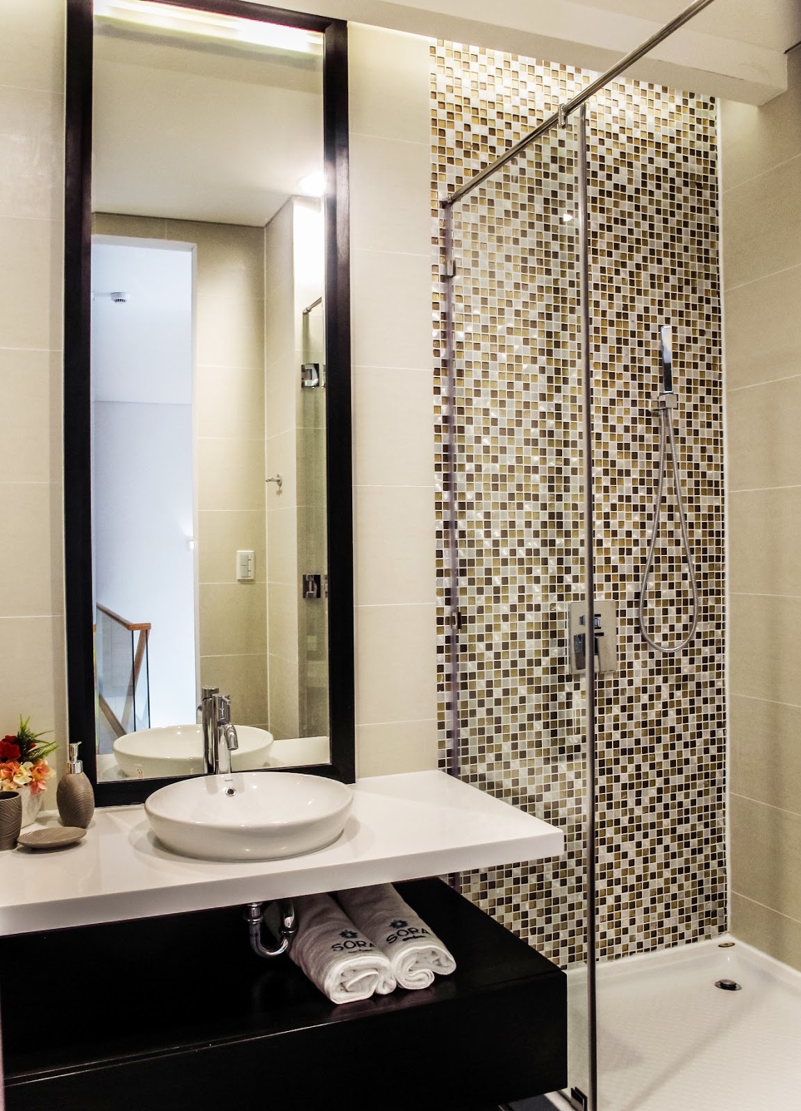 Phòng tắm ấn tượng với phong cách gạch mosaic thủy tinh sang trọng ...
