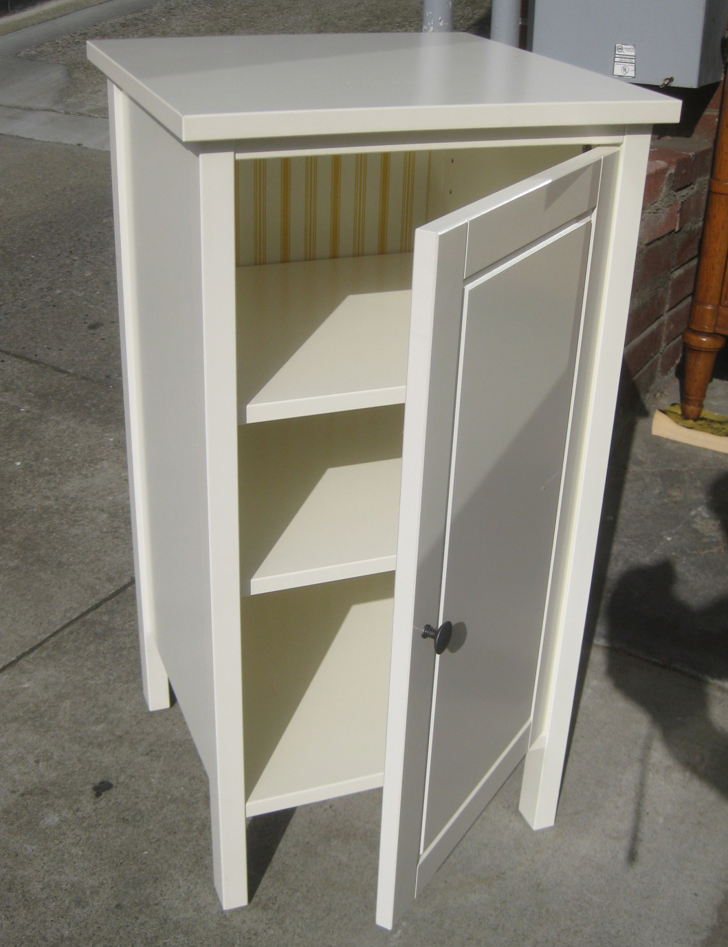 UHURU FURNITURE & COLLECTIBLES SOLD Small White 40