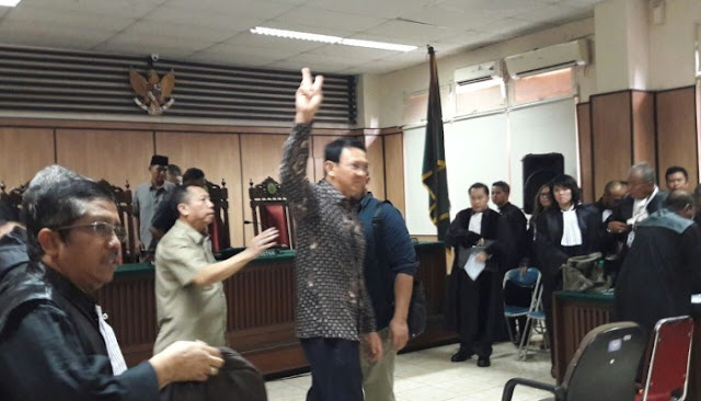 Sidang Hari ini: Ahok Acungkan 2 Jari Saat Tinggalkan Ruang Sidang Sidang Hari ini: Ahok Acungkan 2 Jari Saat Tinggalkan Ruang Sidang