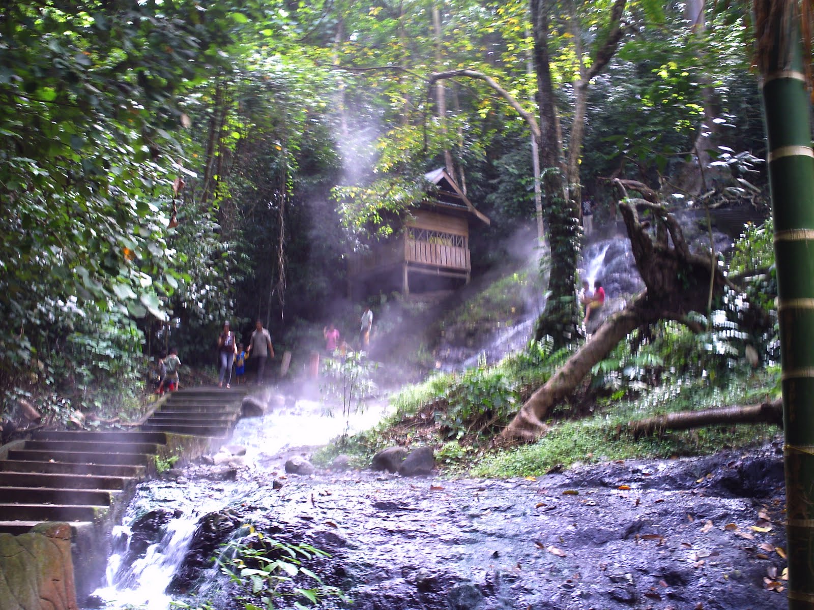 Gold-oriole: Lejja : Pemandian air panas di Sulawesi Selatan