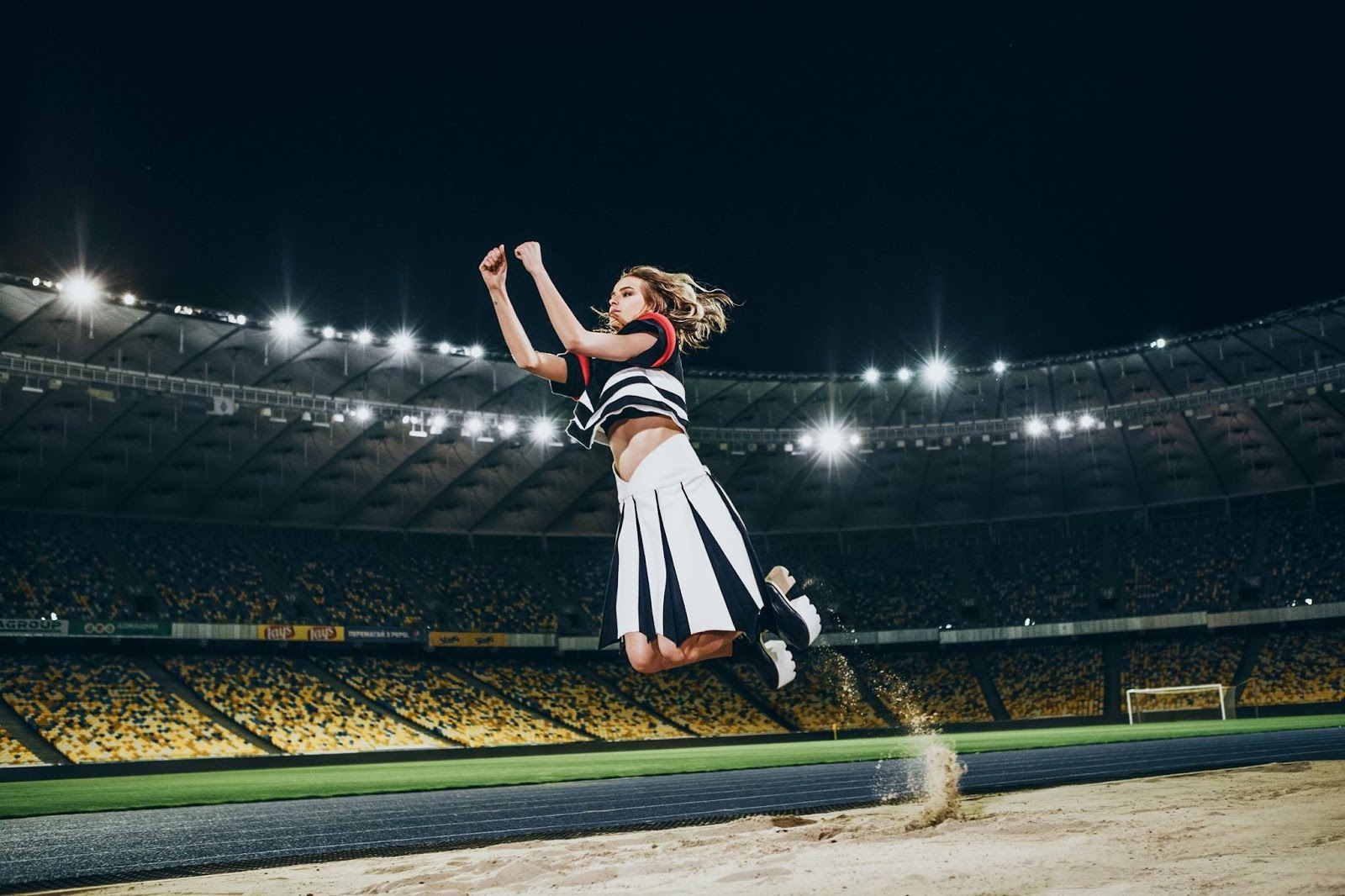 Девочка на стадионе. Фотосессия спорт журнал стадион Vogue.