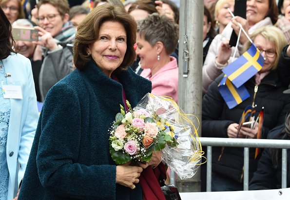 Queen Silvia handed out the award to this year's winner in Germany, nurse student Annette Löser, from Medicampus in Chemnitz