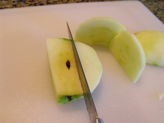Clever, Crafty, Cookin' Mama: Cutting Apples - The Easy Way