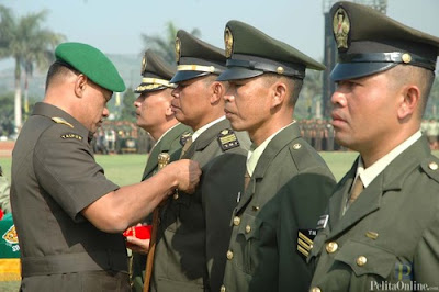 Dankodiklat TNI ADLetjen TNI Gatot Nurmantyo menyematkan penghargaan pada Peringatan Hari Juang Kartika