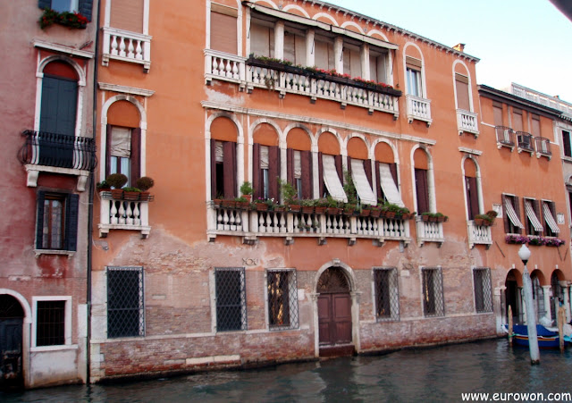 Casa con puerta hacia el mar en Venecia