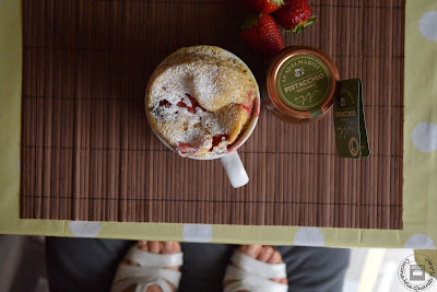 Mug cake al pistacchio e fragole