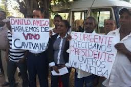 Uveros de Neiba protestan otra vez frente al Palacio.